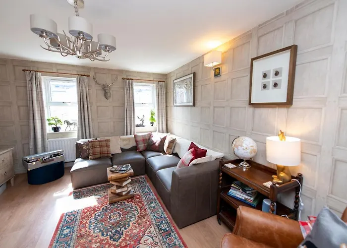 3 Bedroom House - A Very British Place To Stay - Near City Centre !