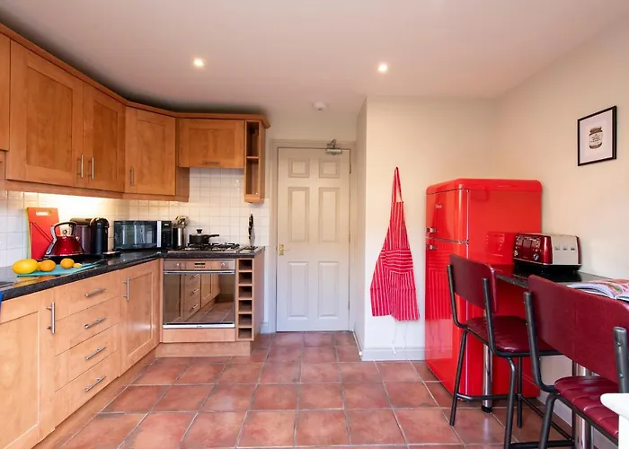 3 Bedroom House - A Very British Place To Stay - Near City Centre !