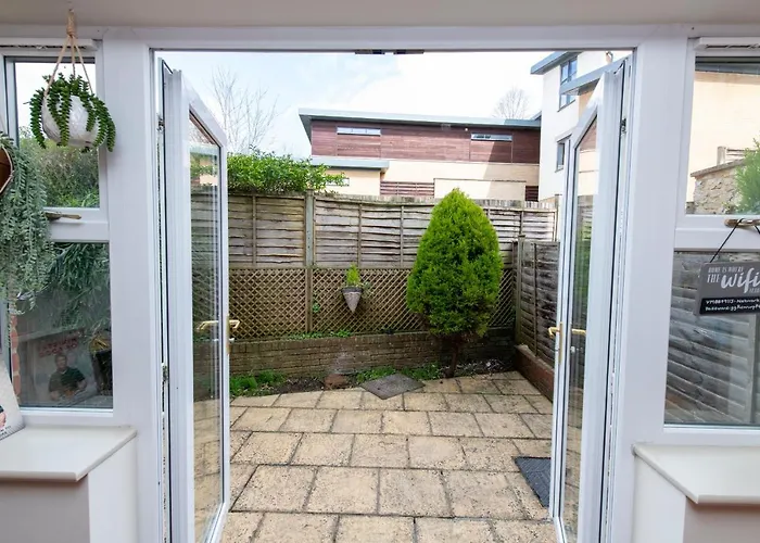 3 Bedroom House - A Very British Place To Stay - Near City Centre !