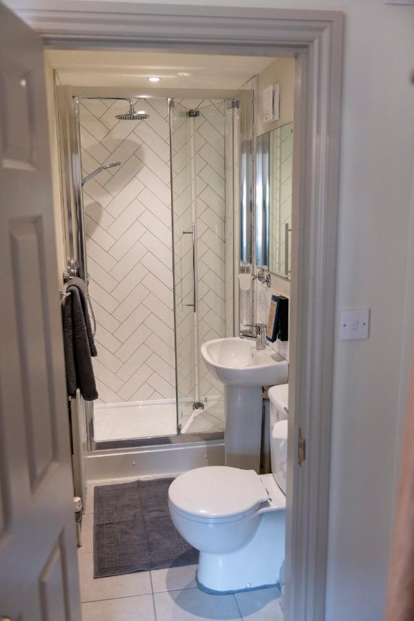 3 Bedroom House - A Very British Place To - Near Centre ! *