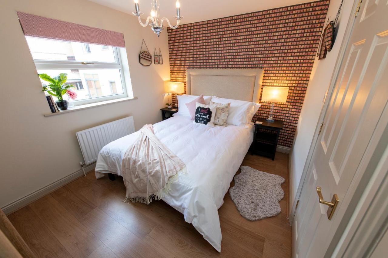 3 Bedroom House - A Very British Place To - Near Centre ! Vakantiehuis