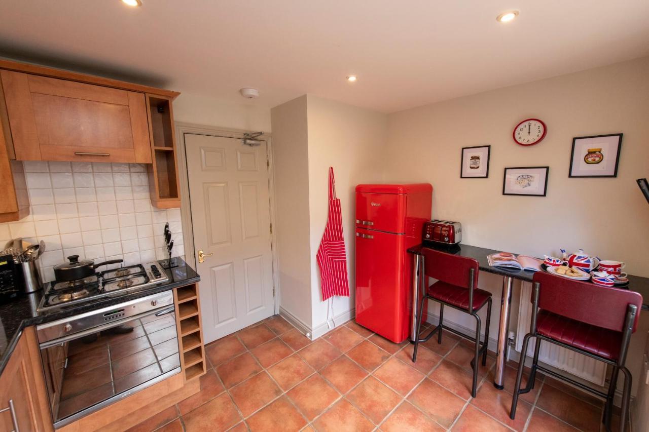 3 Bedroom House - A Very British Place To - Near Centre ! Vakantiehuis Oxford