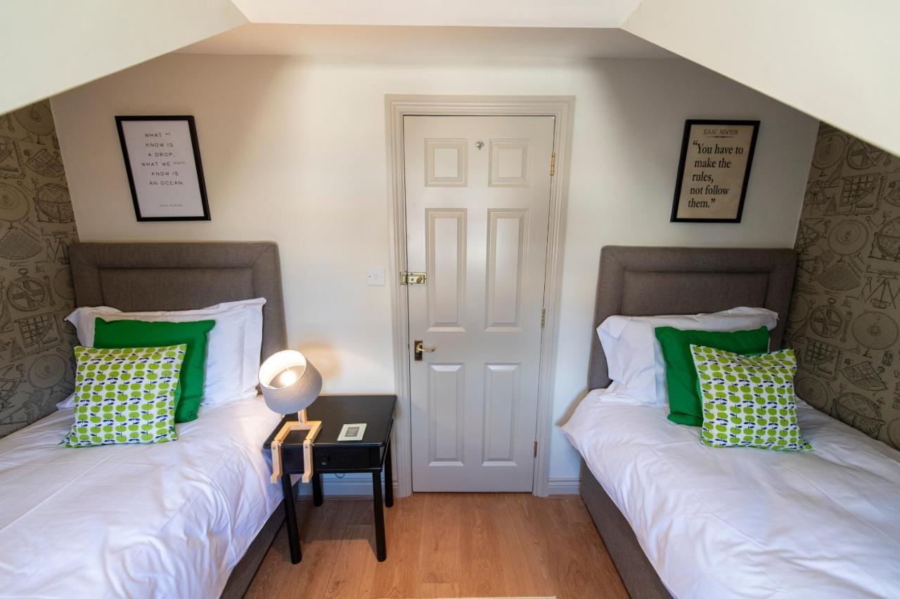 3 Bedroom House - A Very British Place To - Near Centre ! Vakantiehuis