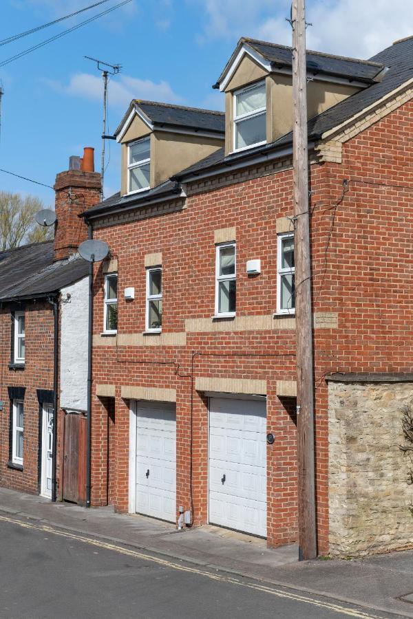 3 Bedroom House - A Very British Place To - Near Centre !