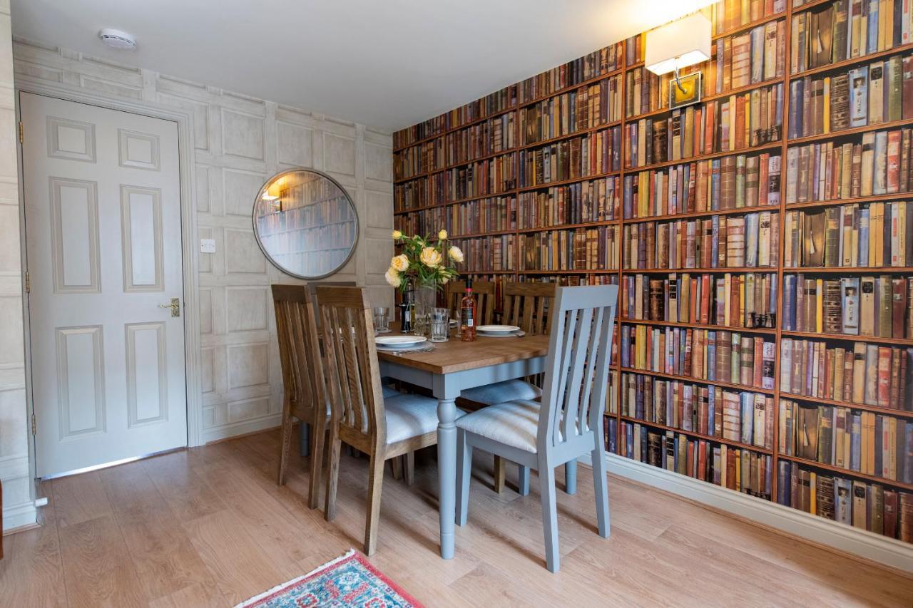 3 Bedroom House - A Very British Place To - Near Centre ! Vakantiehuis